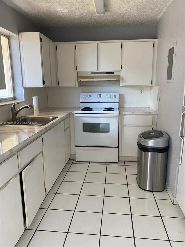 Primary Photo - 2735 W 52nd St