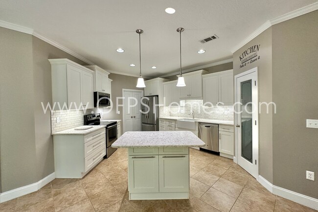 Building Photo - South Crestview 4/3 Available NOW!