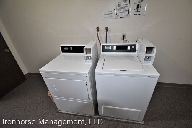 Building Photo - 805 W Villard St