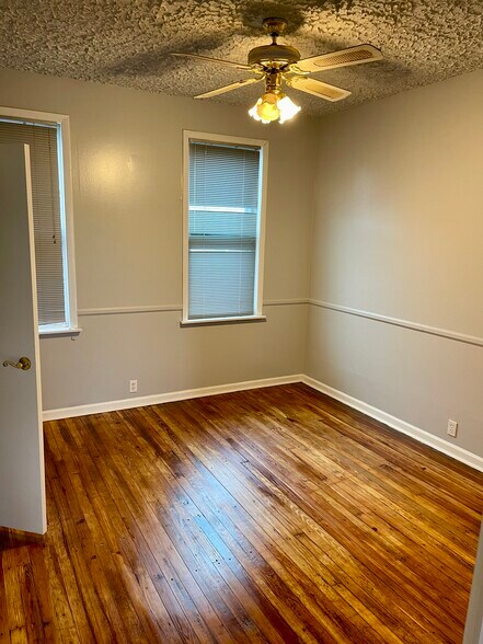 Building Photo - 3020 Kenyon Ave