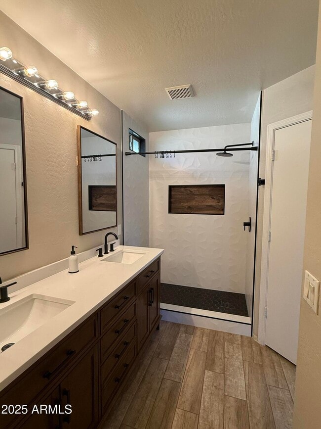 Building Photo - 5418 W Jessica Ln