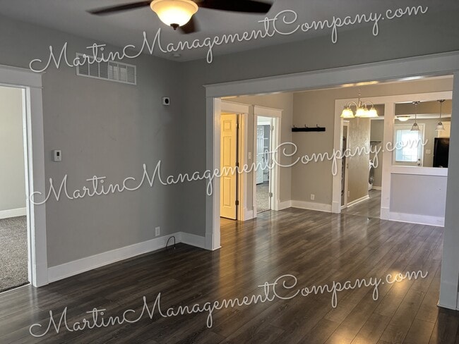 Building Photo - 1528 E 6th St