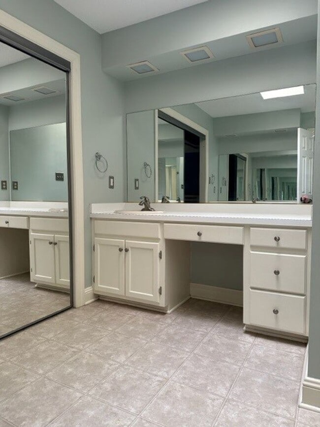 Building Photo - Maplewood