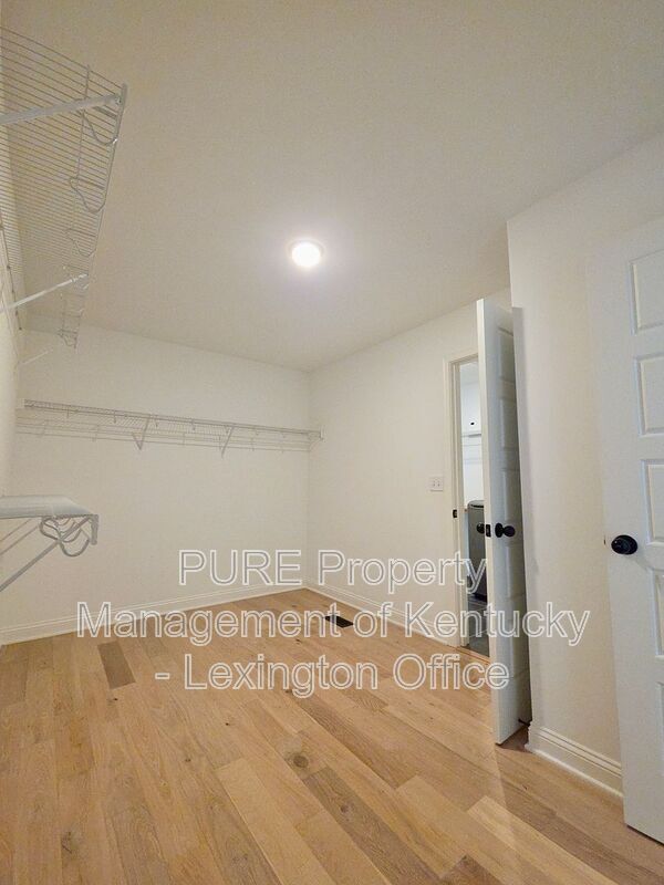 Building Photo - 728 Shaker Dr