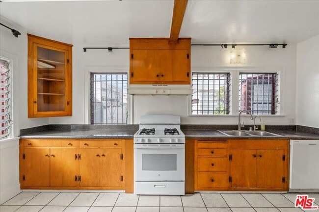 Building Photo - 715 N Harper Ave