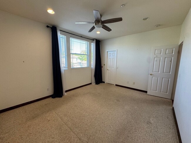 Building Photo - 5 Bedroom Luxury home