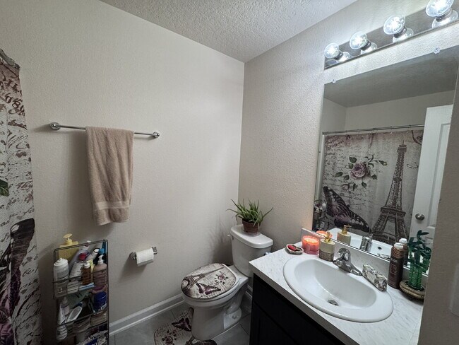 Building Photo - Spacious Townhome in Oakleaf Plantation