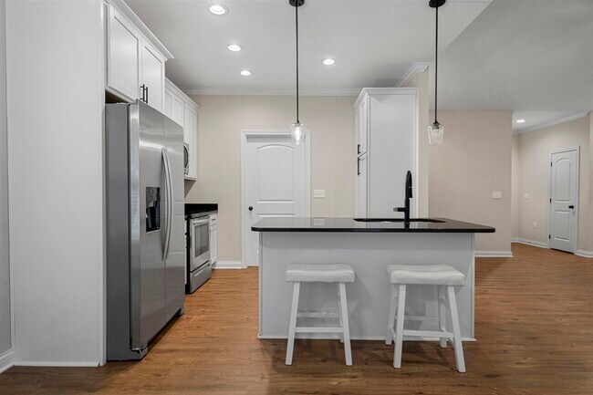 Building Photo - 821 Poplar Log Dr