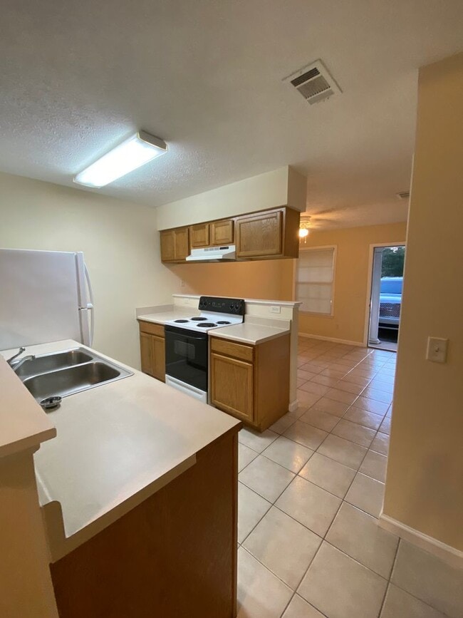 Building Photo - 2 Bdr/2bath townhome, great location!