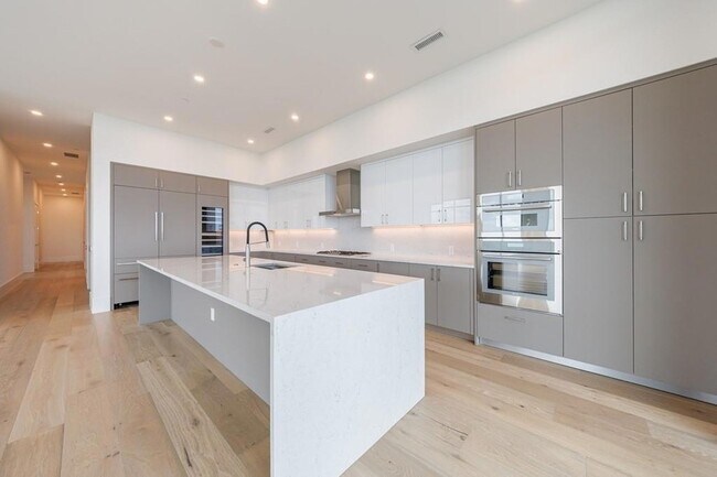 Building Photo - 2425 Peachtree Rd