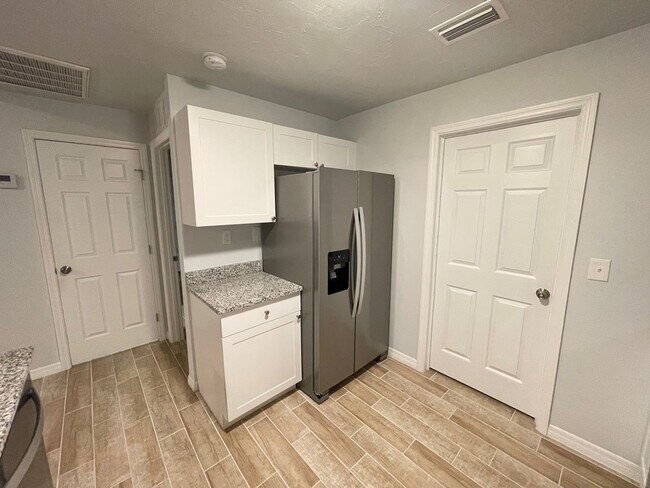 Building Photo - Beautiful Single Family Home! $2395/1085ft2-South Sarasota, 3-Bed/2-Bath, Fully Renovated: Annual...