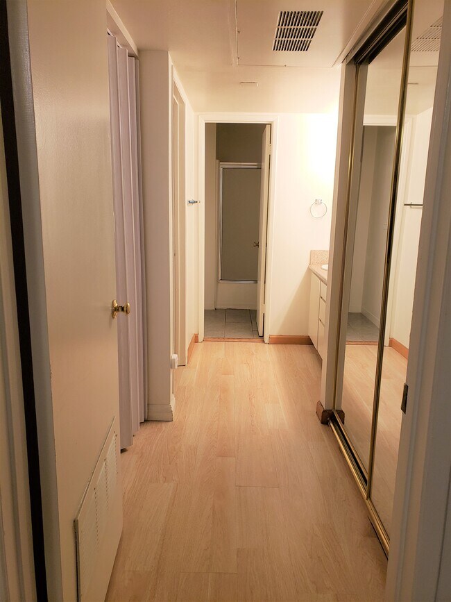 Building Photo - 1127 E Del Mar Blvd