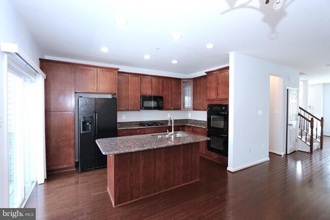 Building Photo - 128 Lullaby Ct