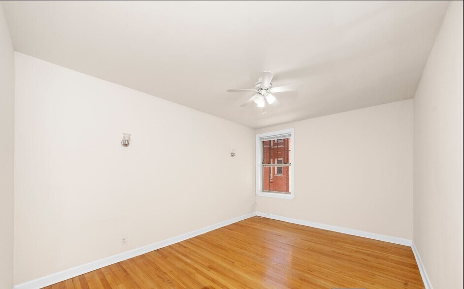 Building Photo - 555 W Aldine Ave