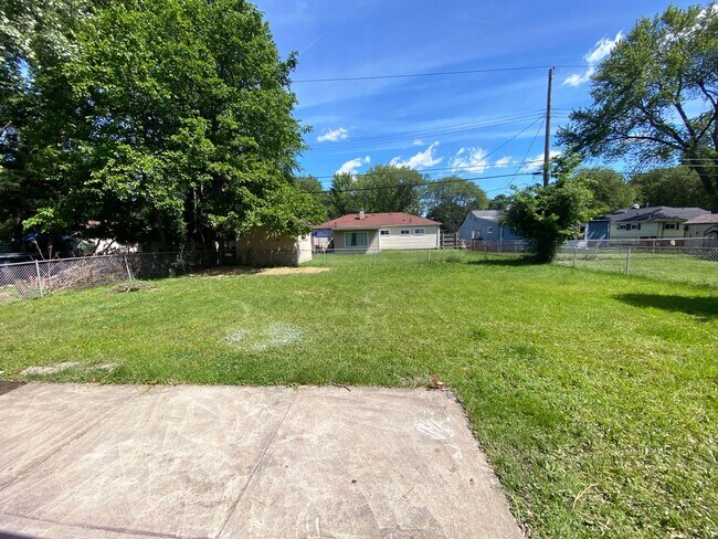 Building Photo - 9608 W Ridgewood Dr