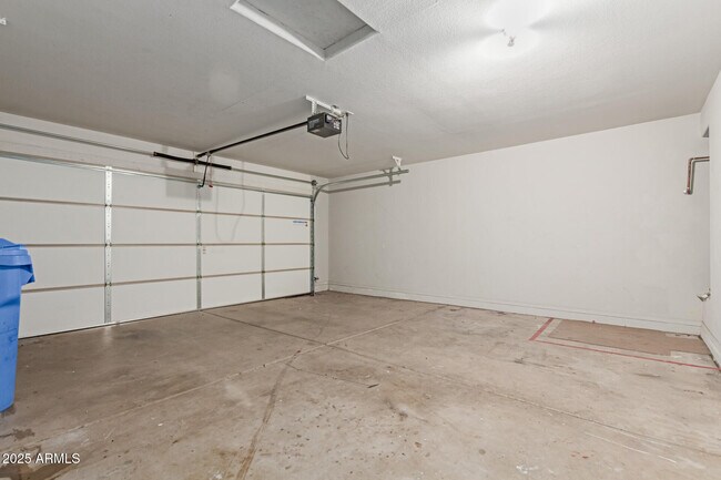 Building Photo - 1642 E Desert Ln