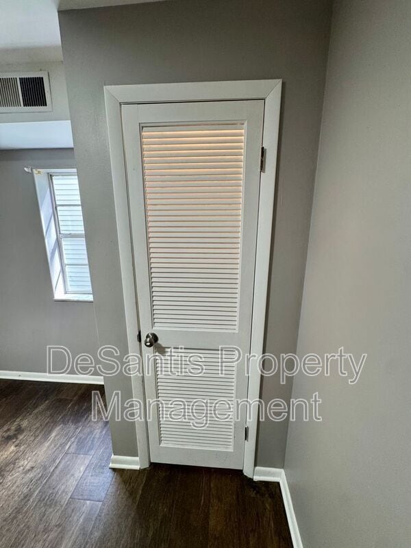 Building Photo - 542 5th Ave