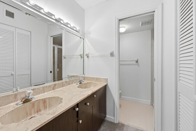 Building Photo - 9633 Riverside Dr