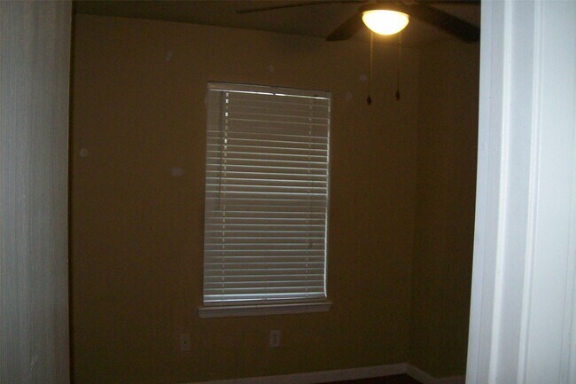 Building Photo - 15007 Kingsbridge Way