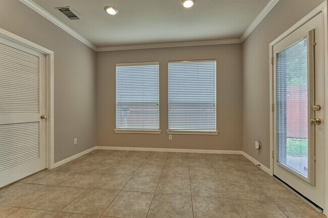 Building Photo - 30 Desert Rose Pl