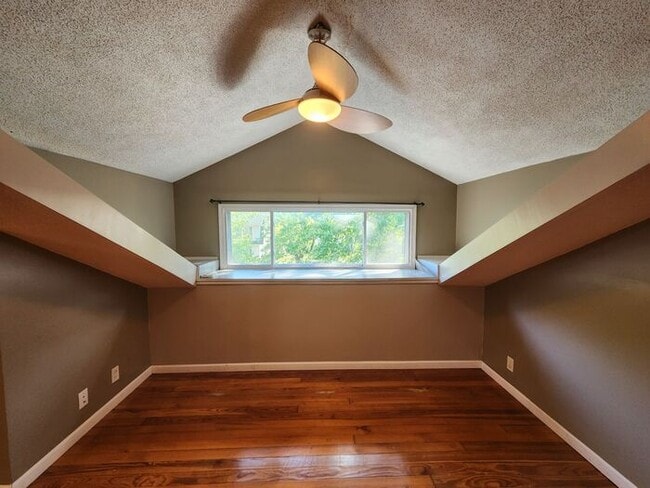 Building Photo - 3 Bedroom with Large Master Suite Upstairs...