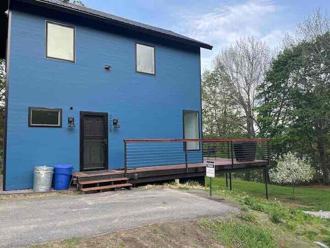 Building Photo - 220 ME-133