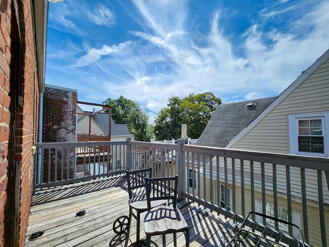 Building Photo - 35 Abbotsford St