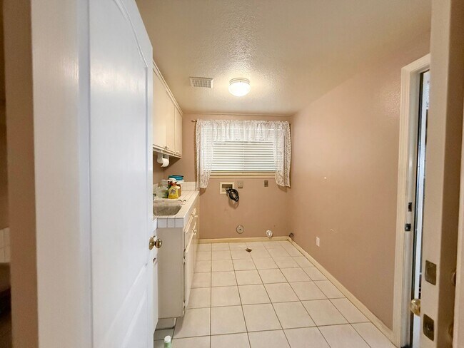 Building Photo - $500 OFF FIRST MONTH! Stunning 4 Bed 4 Bat...
