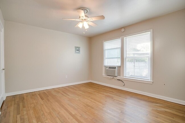 Building Photo - One Side of Great Duplex Near TCU- 1 Bed, ...