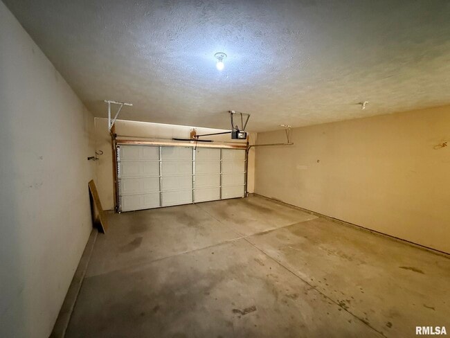 Building Photo - 2119 W Miners Dr