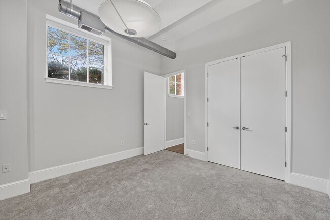 Building Photo - Available Now! 2 Bed // 2 Bath in Bloomingdale / Ledroit Park with Parking!