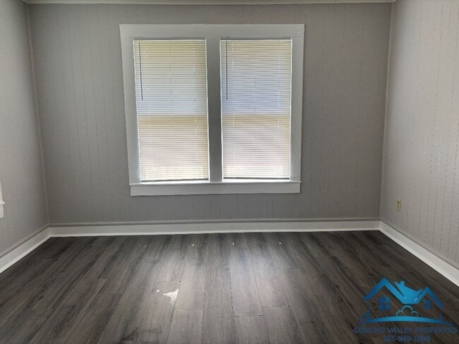 Building Photo - For Rent - 2 Bed/ 1 Bath Home