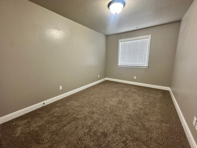 Building Photo - ** Move-in Discount** 3 Bedroom - 2.5 bathroom - in the heart of Cedar City!