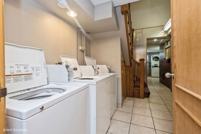 Building Photo - 4011 N Kenmore Ave