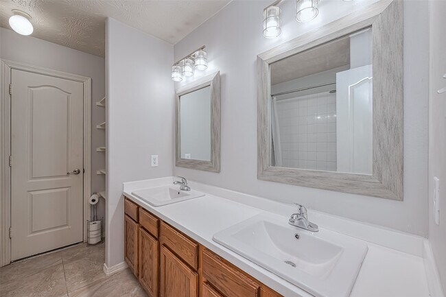 Building Photo - 2202 Highland Crossing Dr