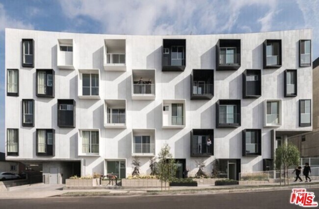 Building Photo - 1040 S Mariposa Ave