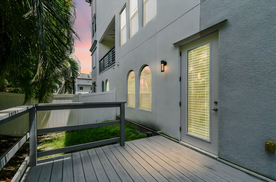 Building Photo - 622 S Matanzas Ave