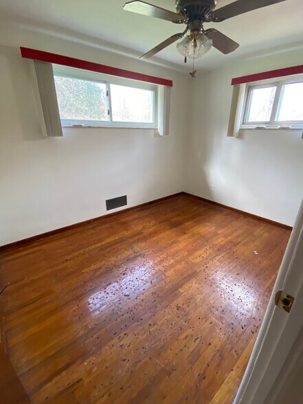 Building Photo - 906 Woodland Ave