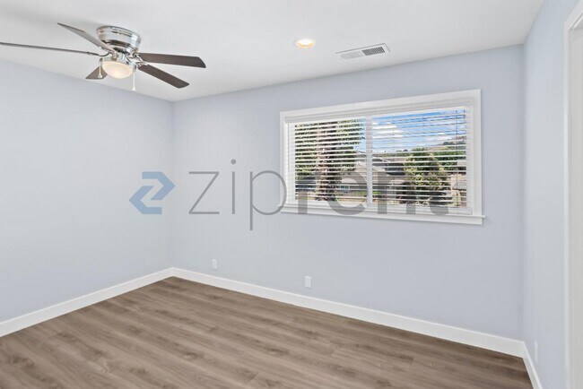 Building Photo - Unit Apt 2