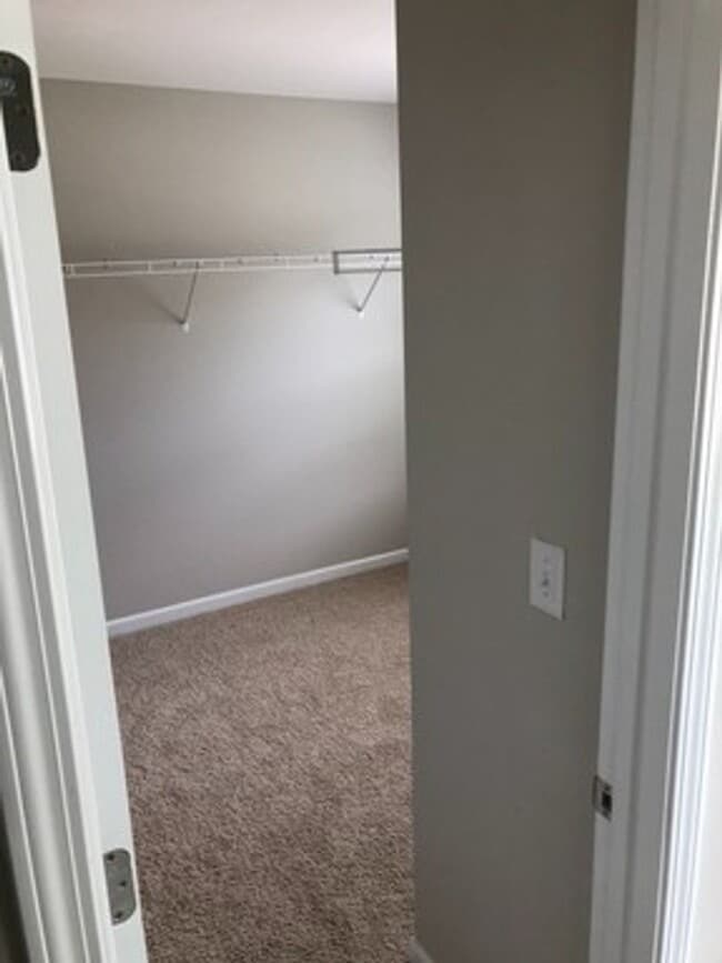 Building Photo - Lovely 4 Bedroom Home in Oakview Commons N...