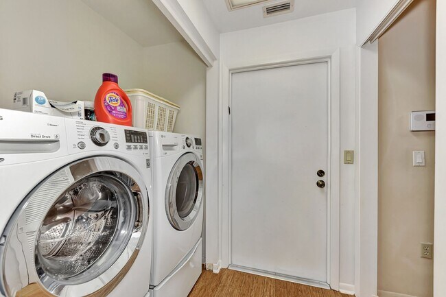 Building Photo - BEAUTIFUL 2 BEDROOM 2 BATHROOM + A DEN VILLA WITH GORGEOUS LAKE VIEWS!