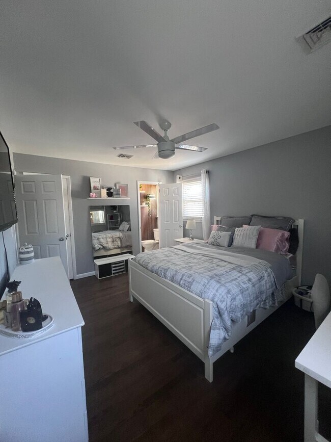 Building Photo - 724 Anna Pl