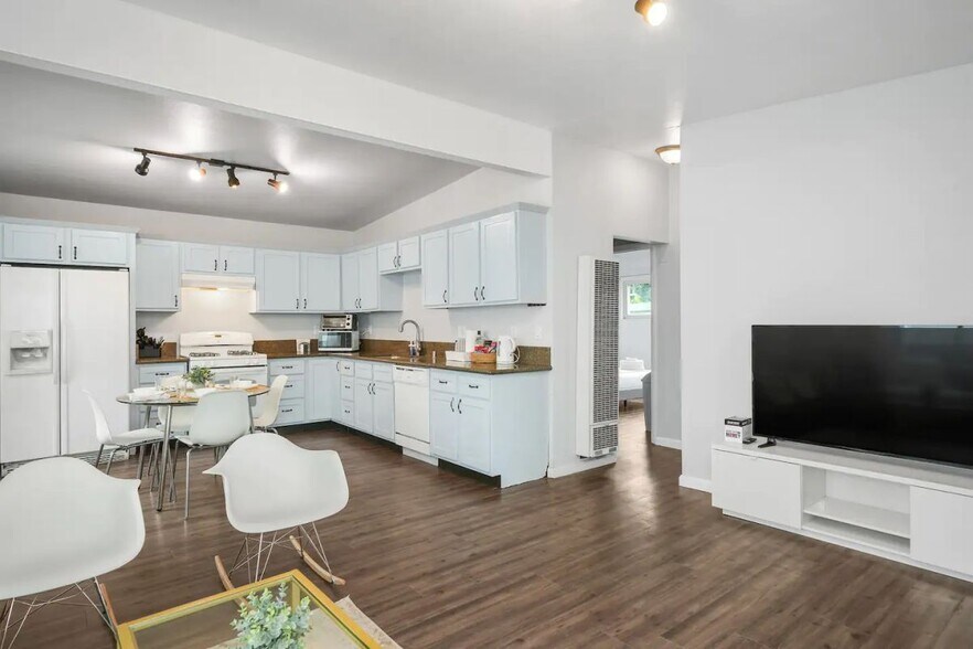 Building Photo - 728 Stepney Pl
