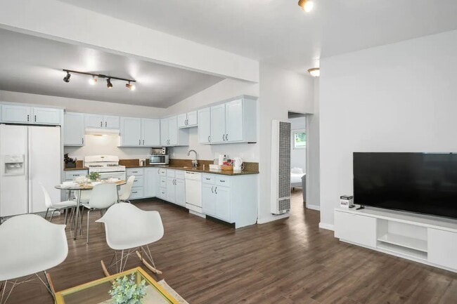 Building Photo - 728 Stepney Pl