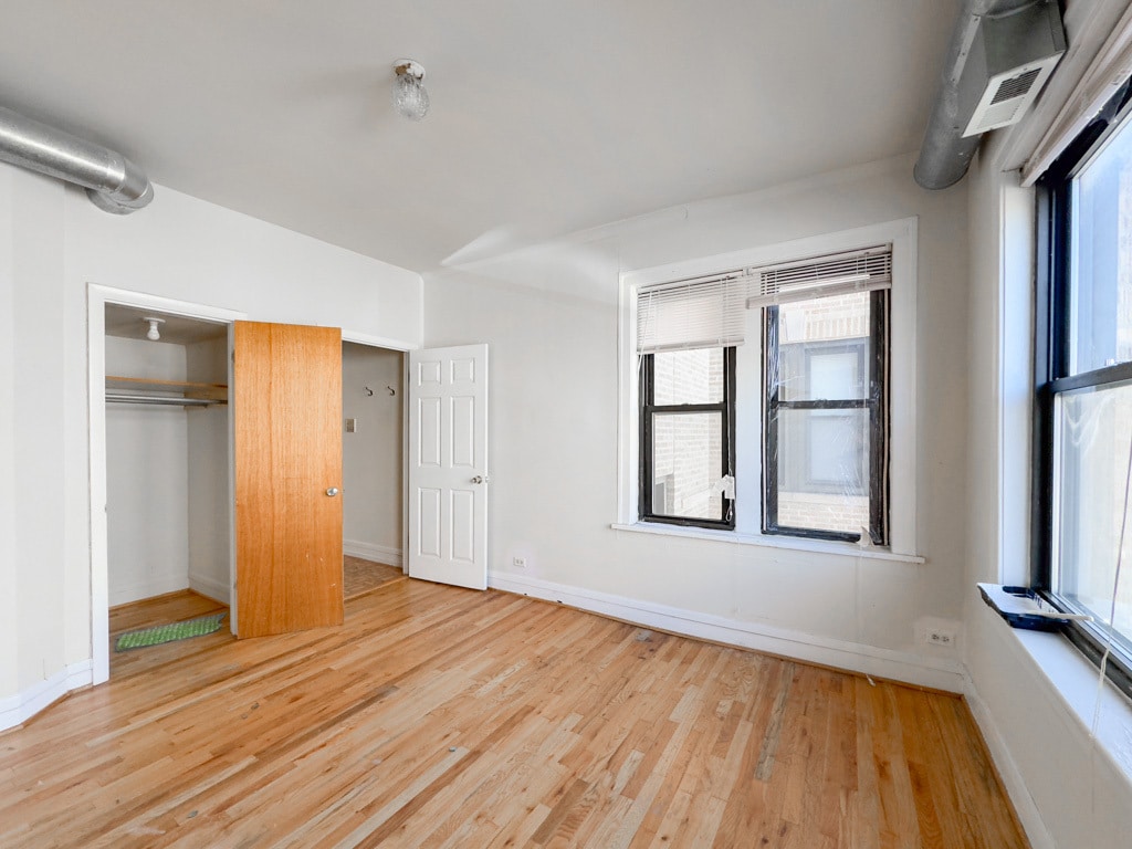 Building Photo - 2405 W Wilson Ave