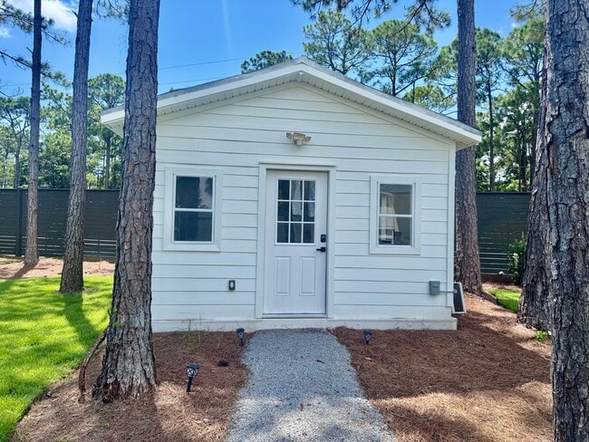 Building Photo - 493 Golf Club Dr