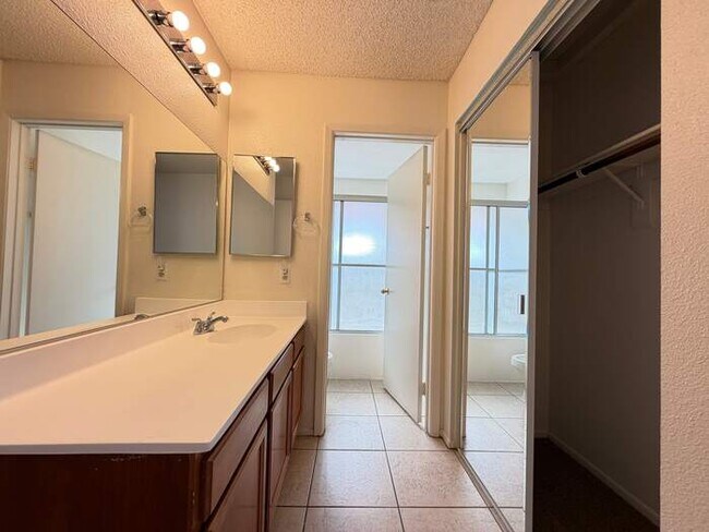 Building Photo - Carry Over Showing: This property has been shown before and will be rented to the first most qual...
