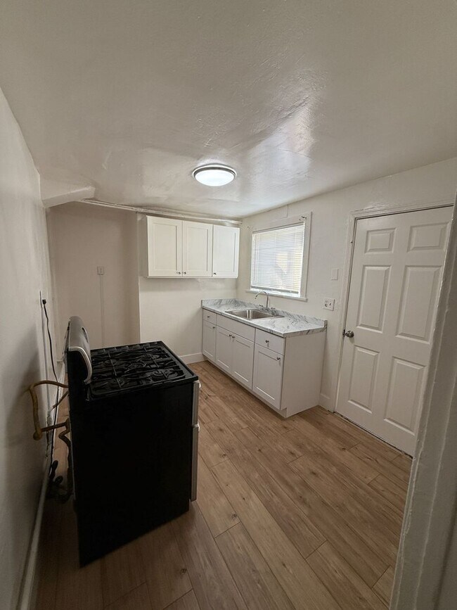 Building Photo - Lacy St.