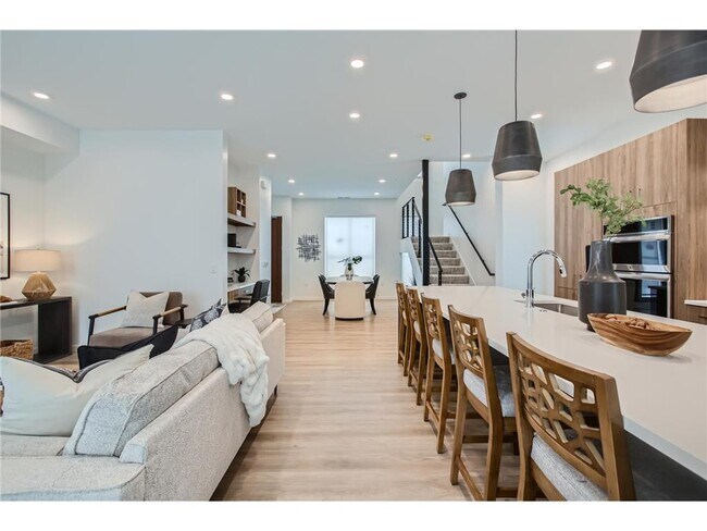 Building Photo - 4 West Dr