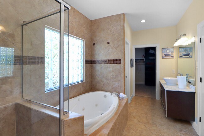 Building Photo - 3045 Clinton Dr